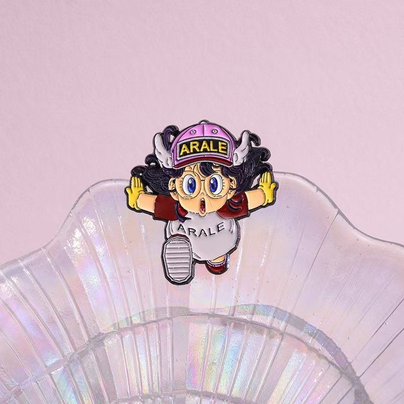 Broche con insignia de Dr. Slu - Anime Cosplay Little Girl reseña y precio